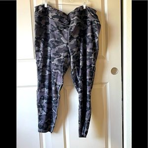 Torrid Camo Active legging Size 6